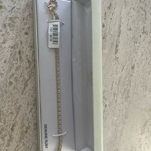 Elegant Gold Bracelet with Accents